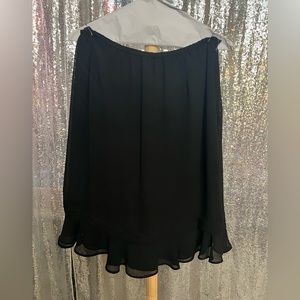 Black polyestet beautiful skirt. Size 14
Beautiful flow to it and it is lined.
